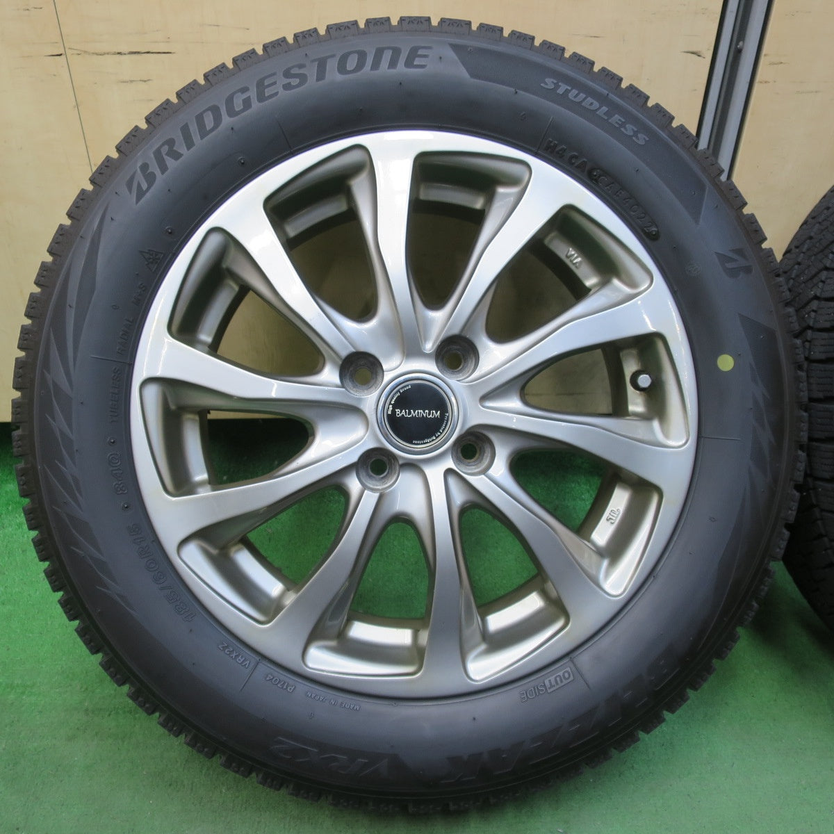 バリ溝!22年!8.5分★スタッドレス 185/60R15 ブリヂストン ブリザック VRX2 BALMINUM バルミナ 15インチ PCD100/4H★5042505イス