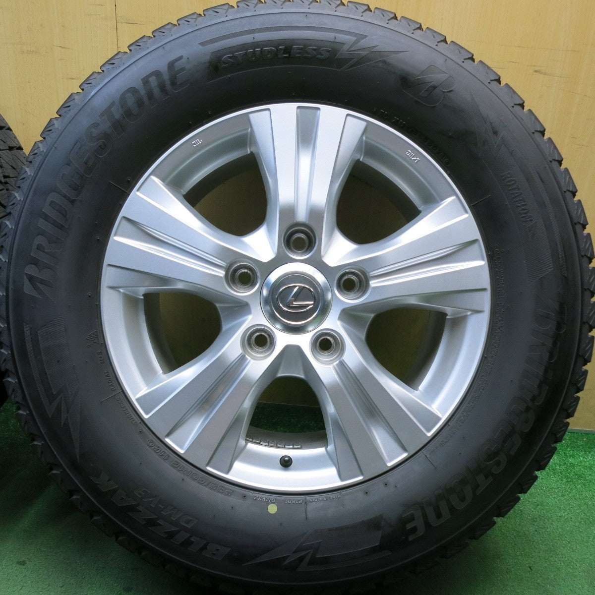 バリ溝!キレイ!9.5分◎レクサス LX 570 純正 285/60R18 スタッドレス ブリヂストン ブリザック DM-V3 18インチ PCD150/5H◎6101011HAス