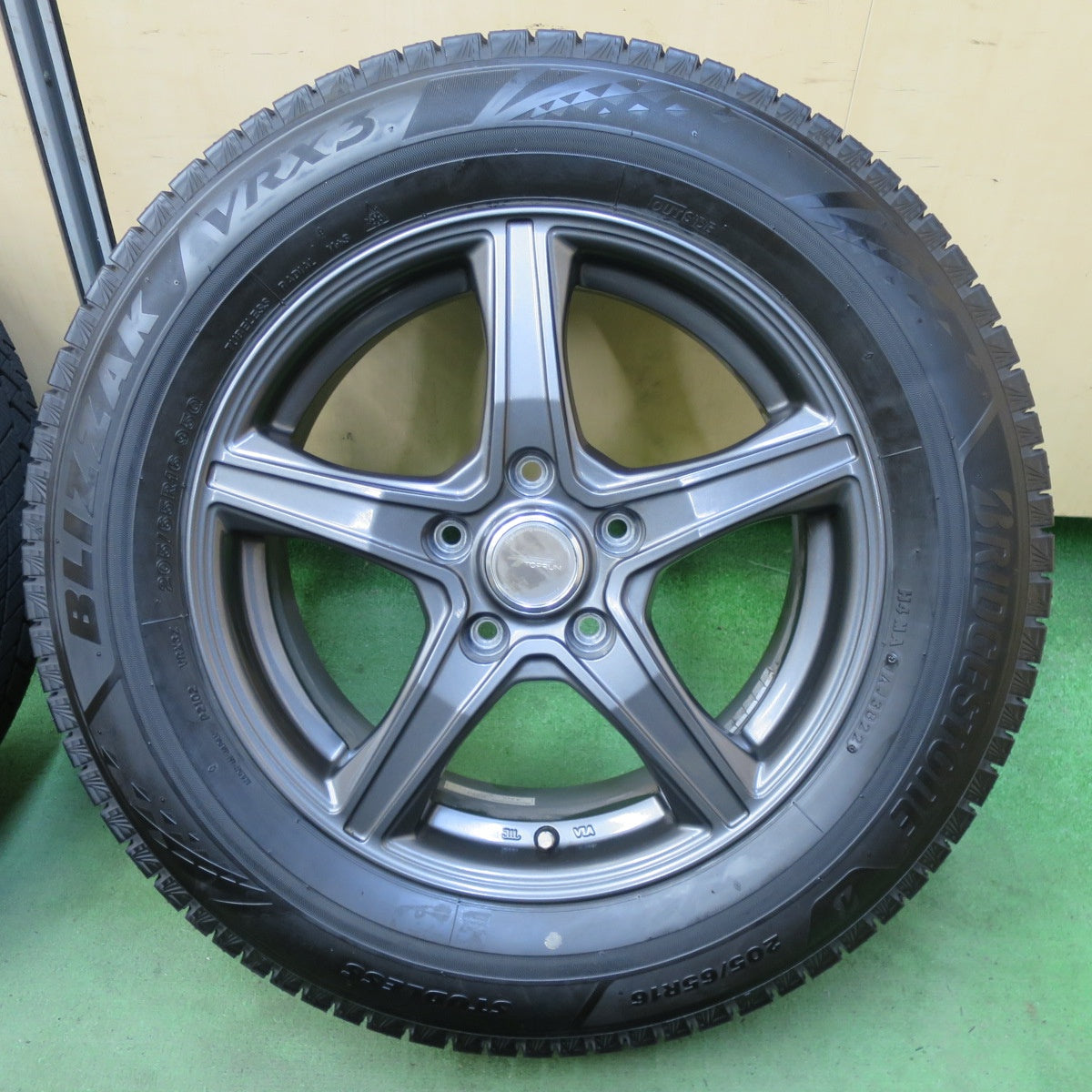 バリ溝!22年!キレイ!9.5分★スタッドレス 205/65R16 ブリヂストン ブリザック VRX3 TOPRUN トップラン 16インチ PCD114.3/5H★5092503TTス