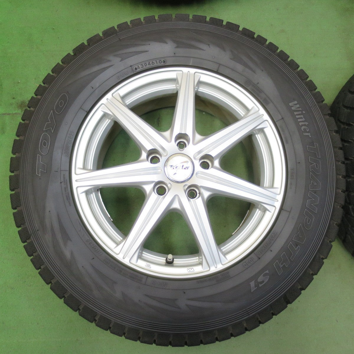 バリ溝!キレイ!9.5分★スタッドレス 225/70R16 トーヨー ウインター トランパス S1 Treffer トレファー 16インチ PCD114.3/5H★5100201イス