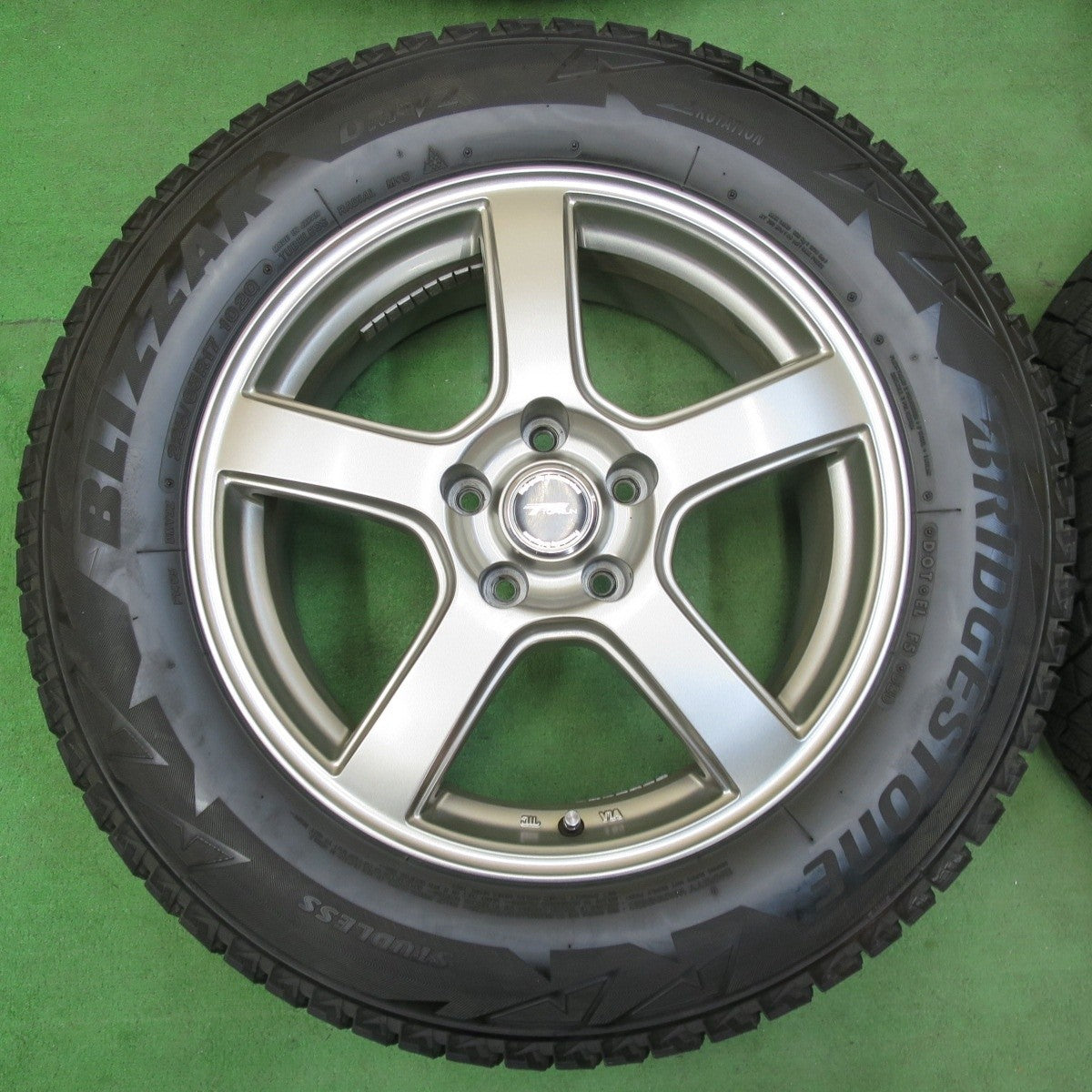 バリ溝!キレイ!9分★スタッドレス 225/65R17 ブリヂストン ブリザック DM-V2 TOPRUN トップラン 17インチ PCD114.3/5H★5010305イス