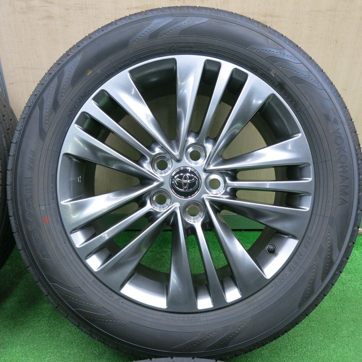 新車外し!24年★トヨタ 40系 アルファード Zグレード 純正 225/60R18 ヨコハマ アドバン V03 18インチ PCD120/5H★4112610TNノ