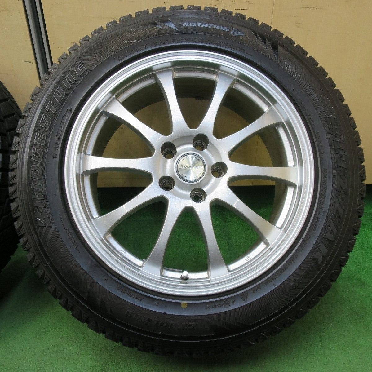 バリ溝!キレイ!9.5分★スタッドレス 225/65R18 ブリヂストン ブリザック DM-Z3 Stranger ストレンジャー 18インチ PCD114.3/5H★5020311イス
