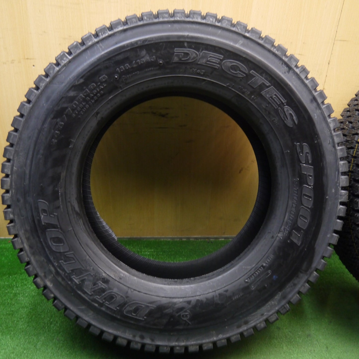 未使用!23年!2本★トラック タイヤ 245/70R19.5 136/134J スタッドレス ダンロップ デクテス SP001 19.5インチ DECTES★5061106KKスタ