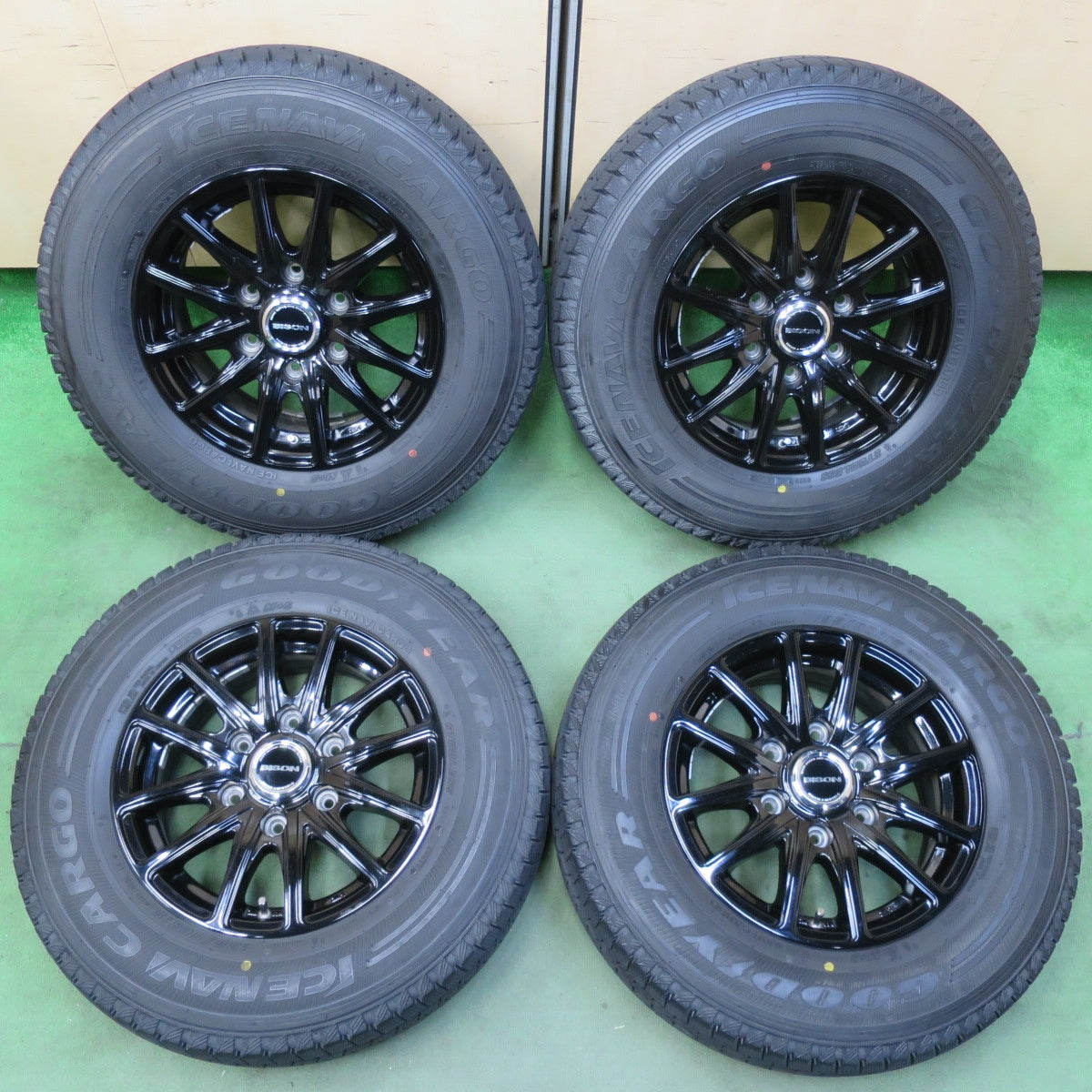 バリ溝!キレイ!9分★200系 ハイエース BISON BN-01 195/80R15 107/105L スタッドレス グッドイヤー アイスナビ カーゴ 15インチ PCD139.7/6H★5102502イス