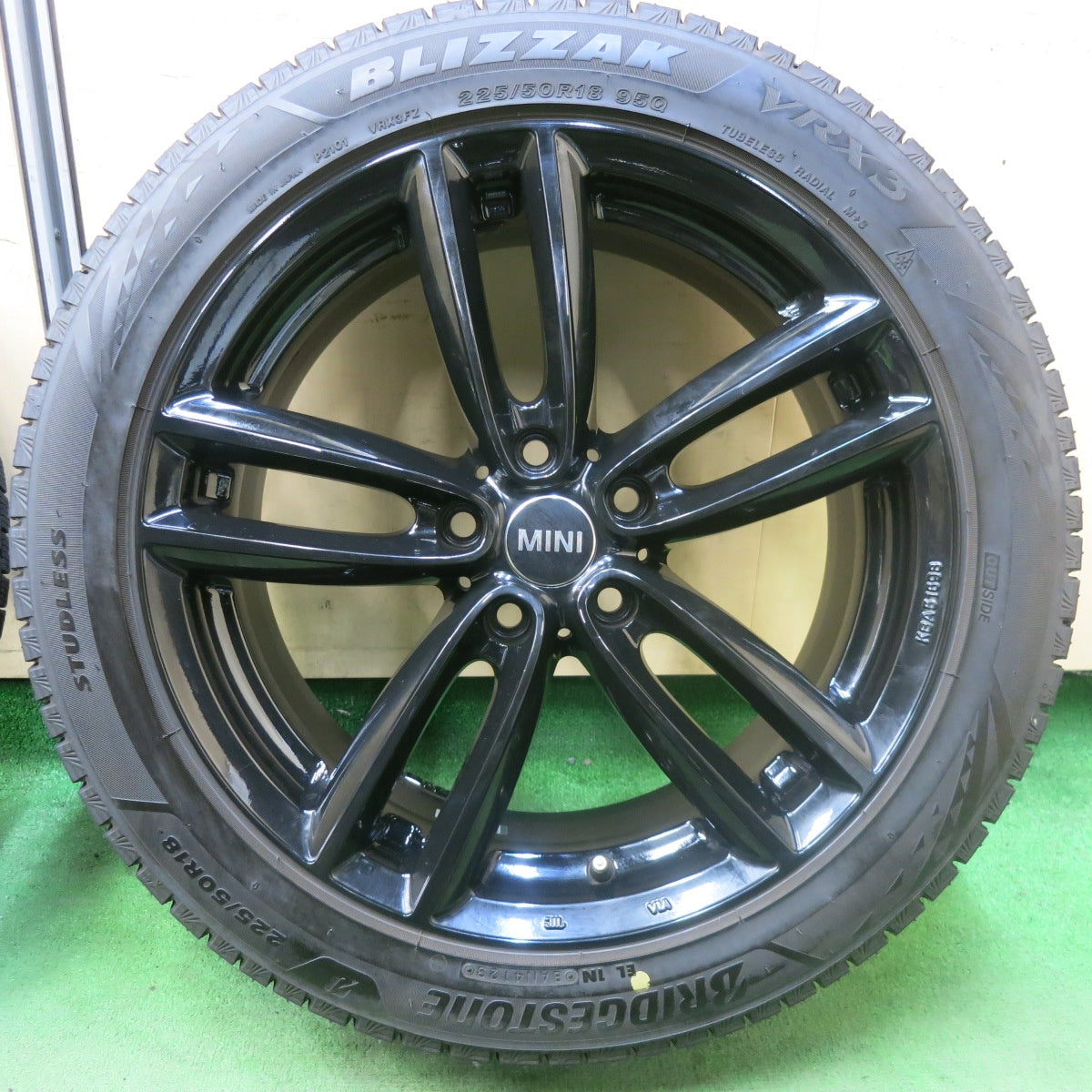 バリ溝!23年!キレイ!9.5分★MINI ミニ 等 MAK OXFORD 225/50R18 スタッドレス ブリヂストン ブリザック VRX3 マック オクスフォード 18インチ PCD112/5H★5092001SKス