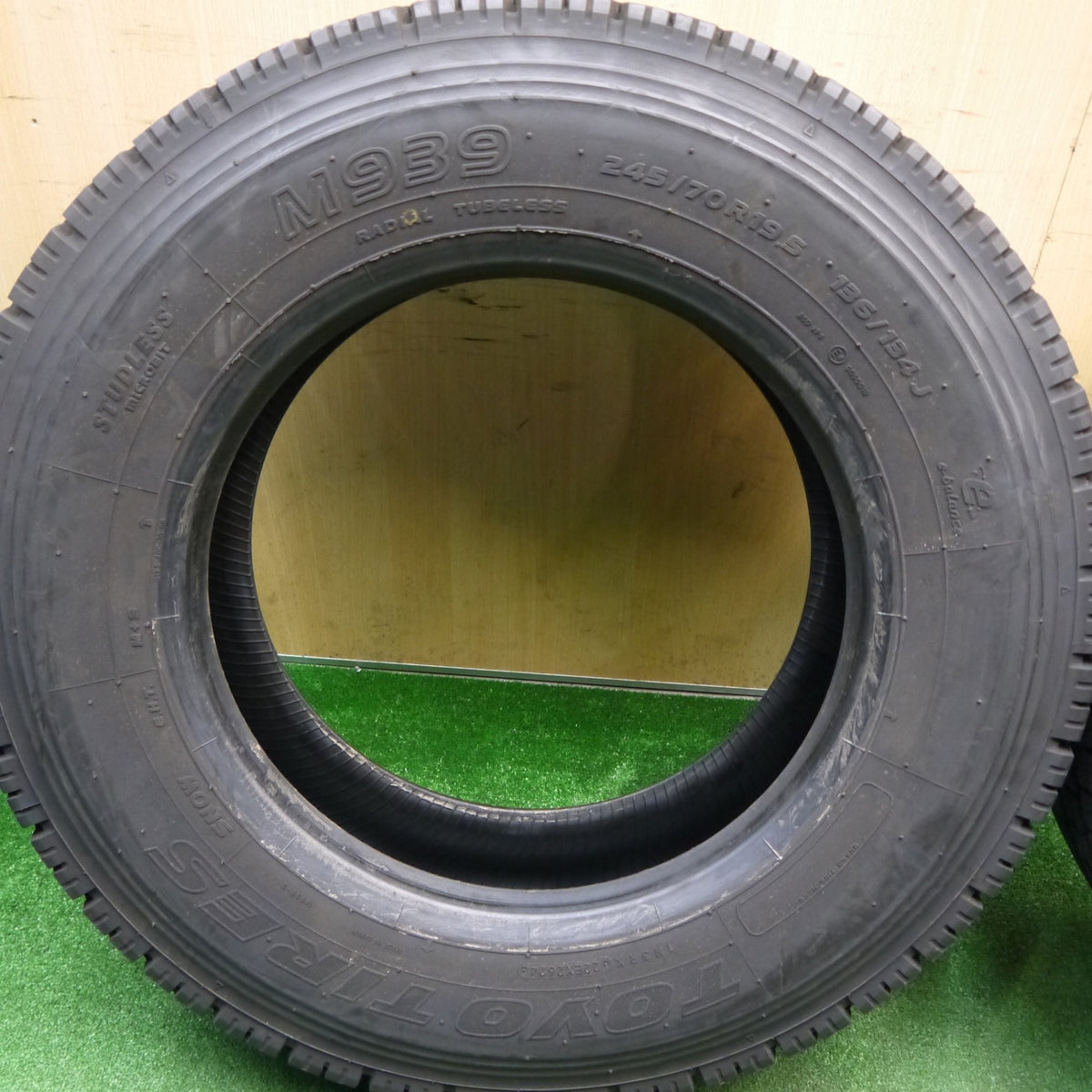 バリ溝!24年!9.5分!2本★トラック タイヤ 245/70R19.5 136/134J スタッドレス トーヨー M939 19.5インチ★5121216Hスタ