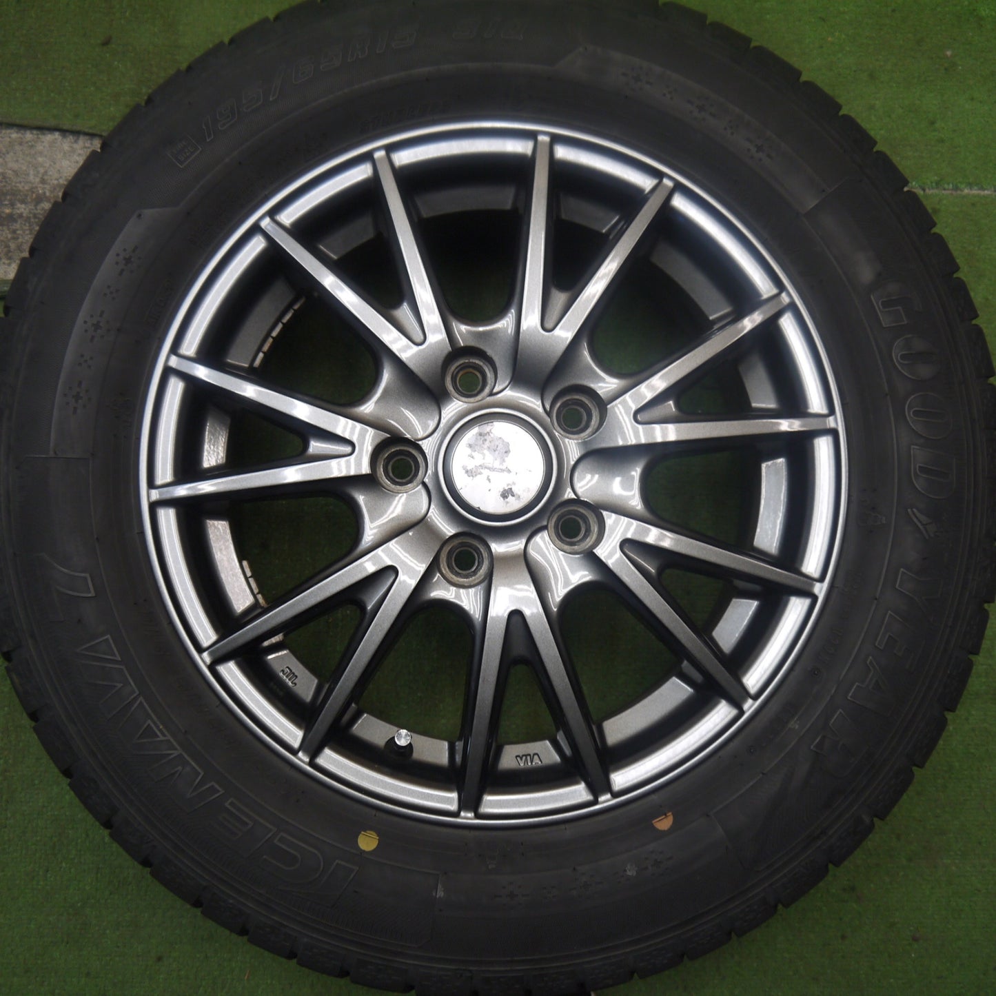 バリ溝!キレイ!8.5分★スタッドレス 195/65R15 グッドイヤー アイスナビ7 VELVA SPORT ヴェルヴァ 15インチ PCD114.3/5H★5092403Hス