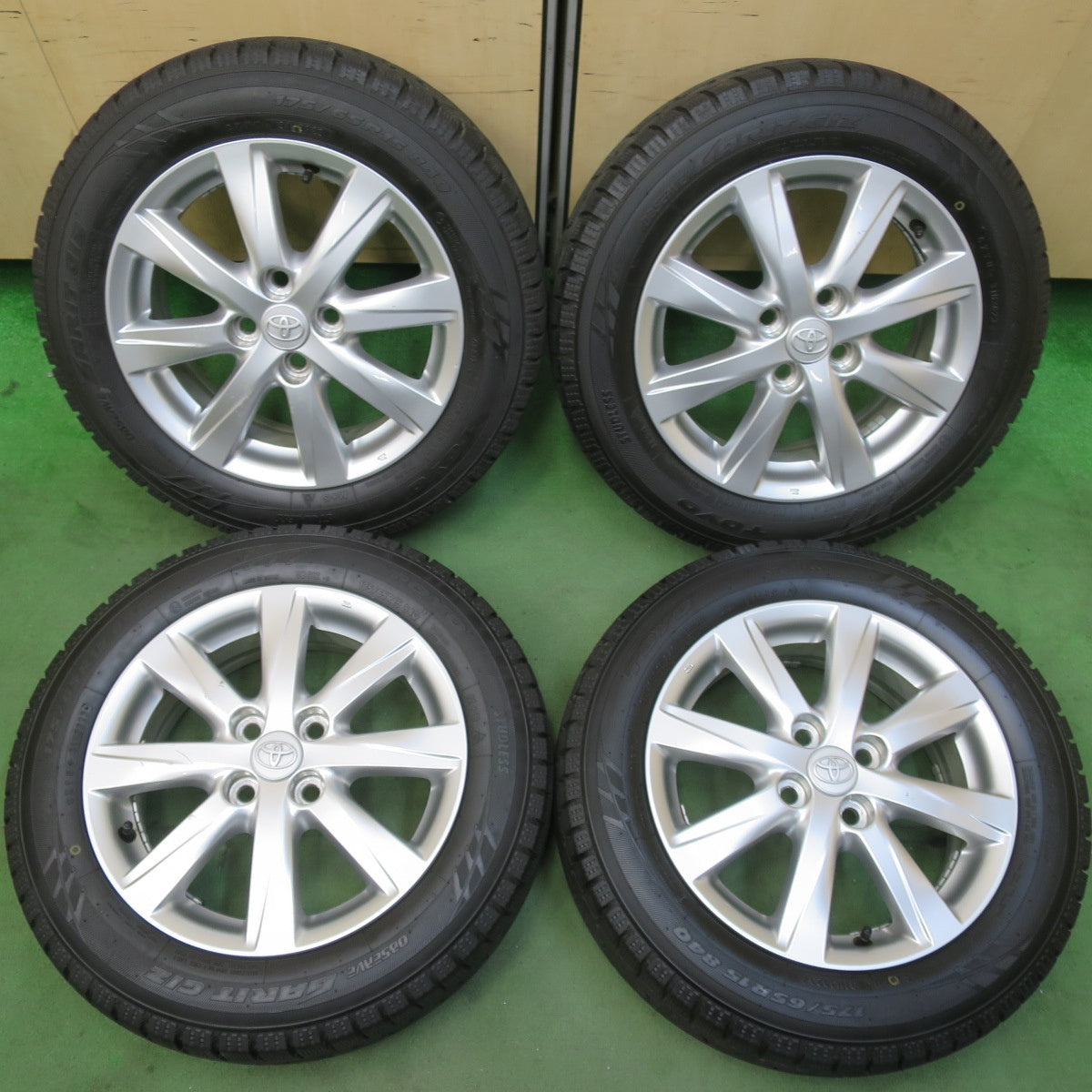 バリ溝!23年!9.5分以上★トヨタ NHP10 アクア 純正 175/65R15 スタッドレス トーヨー オブザーブ ガリット GIZ 15インチ PCD100/4H★5102803イス