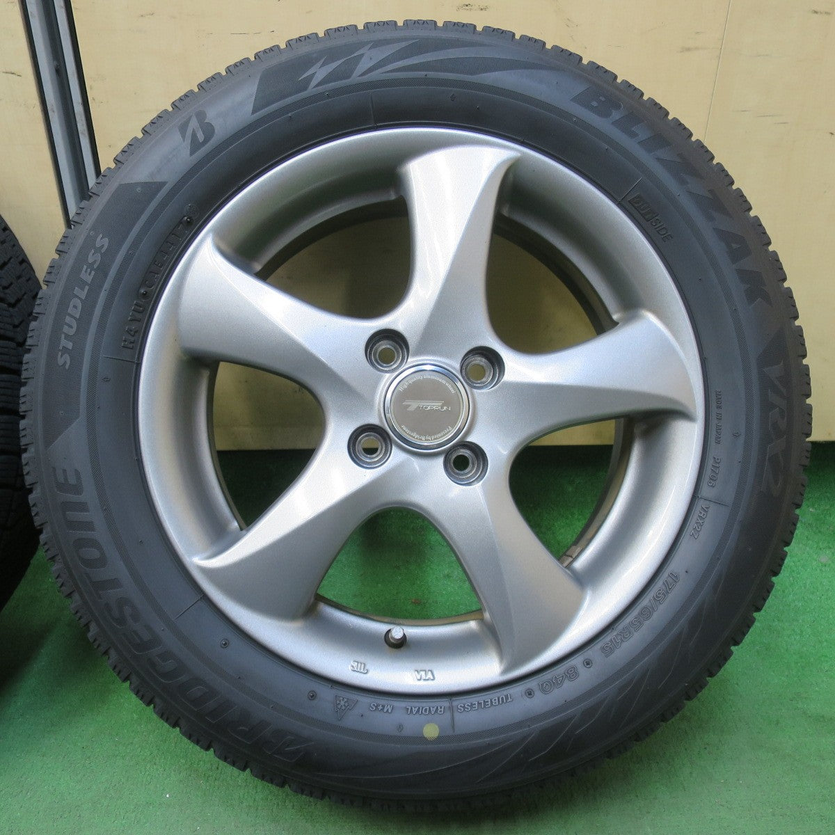 バリ溝!9分★スタッドレス 175/65R15 ブリヂストン ブリザック VRX2 TOPRUN トップラン 15インチ PCD100/4H★5092607イス