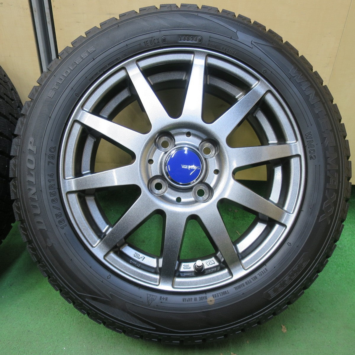 バリ溝!24年!キレイ!ほぼ10分★スタッドレス 165/65R14 ダンロップ ウインターマックス WM02 WINNERS ウィナーズ タンク ルーミー パッソ 等 PCD100/4H★5092901イス