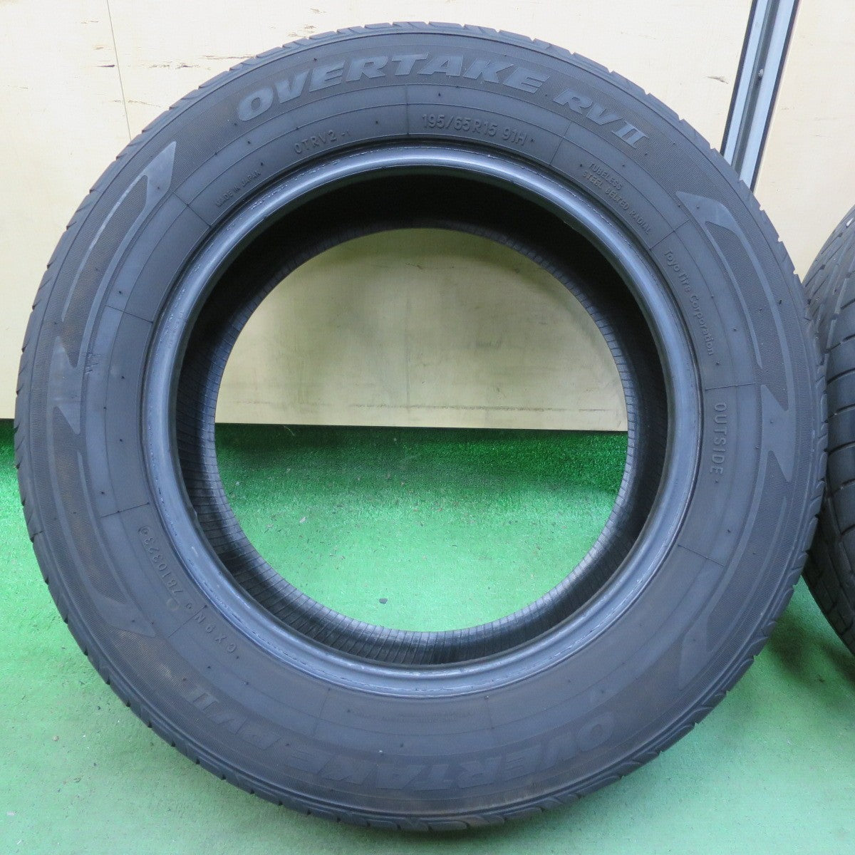 バリ溝!23年!9.5分★195/65R15 オーバーテイク RV2 トーヨー製 OVERTAKE タイヤ 15インチ プリウス ノア ヴォクシー セレナ 等★5072203イノタ