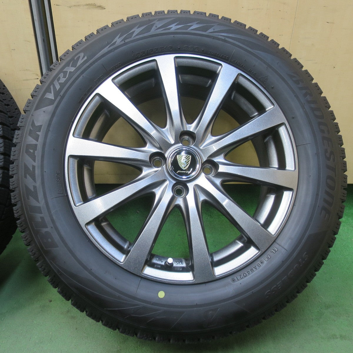 バリ溝!キレイ!9分◎スタッドレス 195/65R16 ブリヂストン ブリザック VRX2 MANARAY SPORT マナレイ スポーツ 16インチ PCD100/4H◎6101605イス