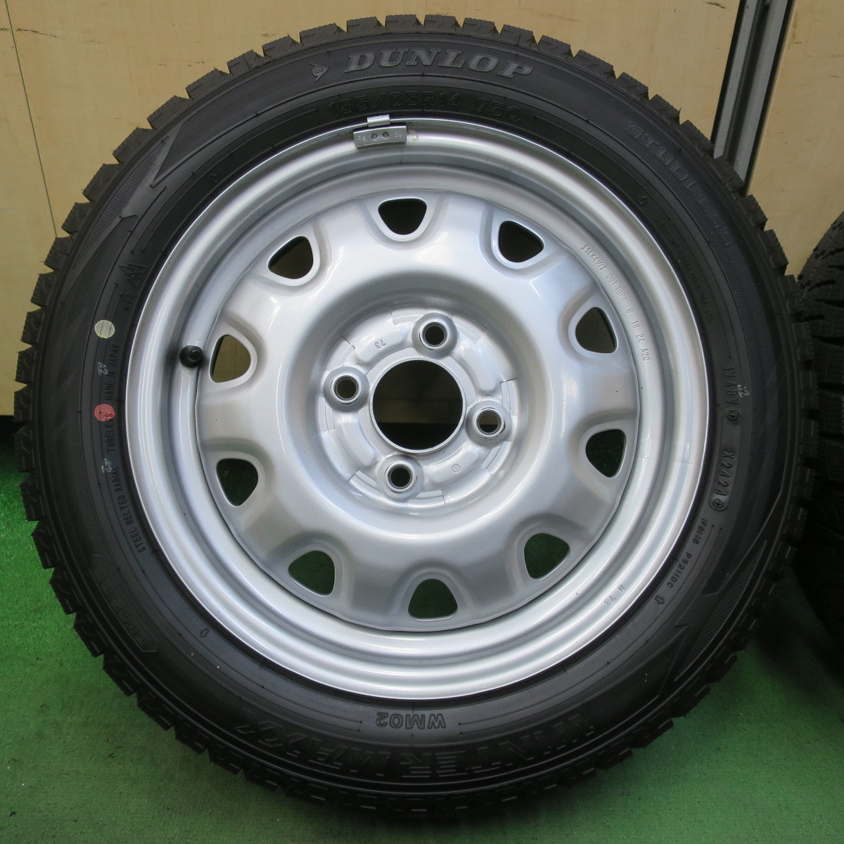 タイヤほぼ未使用!24年!キレイ★スタッドレス 155/65R14 ダンロップ ウインターマックス WM02 TOPY スチール 14インチ PCD100/4H★5072407イス