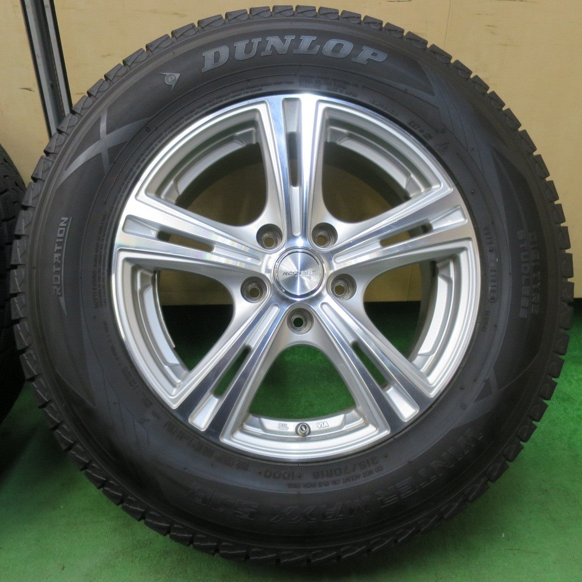 バリ溝!9.5分★スタッドレス 215/70R16 ダンロップ ウインターマックス SJ8 ROZEST ローゼスト 16インチ PCD114.3/5H★5030603イス
