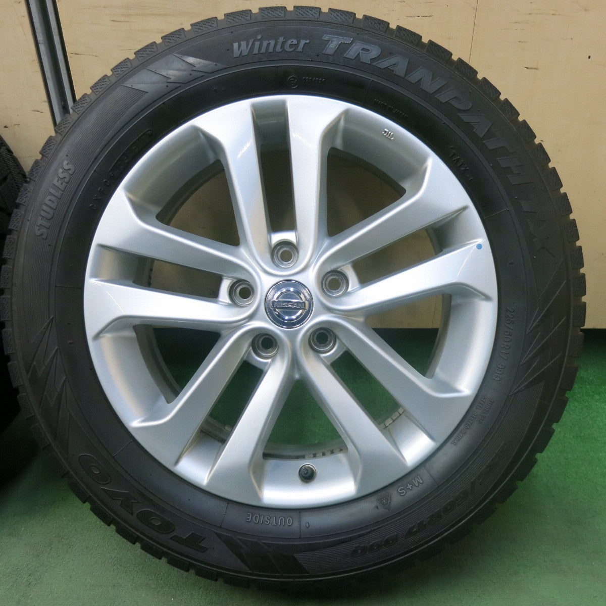 バリ溝!9.5分★日産 ジューク 純正 225/60R17 スタッドレス トーヨー ウインター トランパス TX 17インチ PCD114.3/5H★5110703SKス