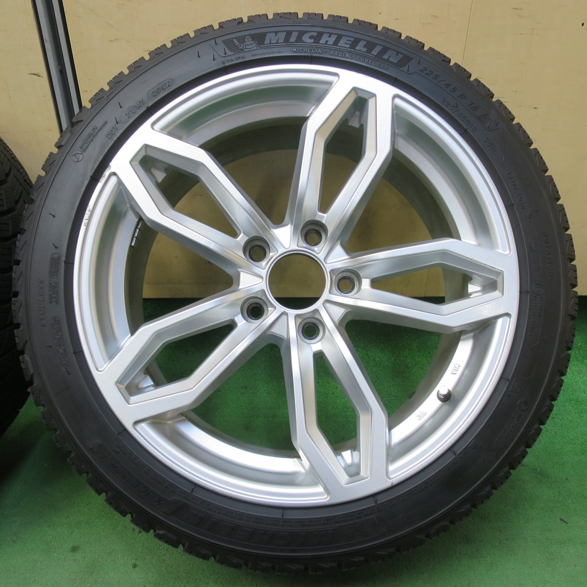 バリ溝!22年!9.5分★BMW 等 AGA TAS WELT 225/45R18 スタッドレス ミシュラン X-ICE SNOW 18インチ ヴェルト PCD120/5H★5061804イス