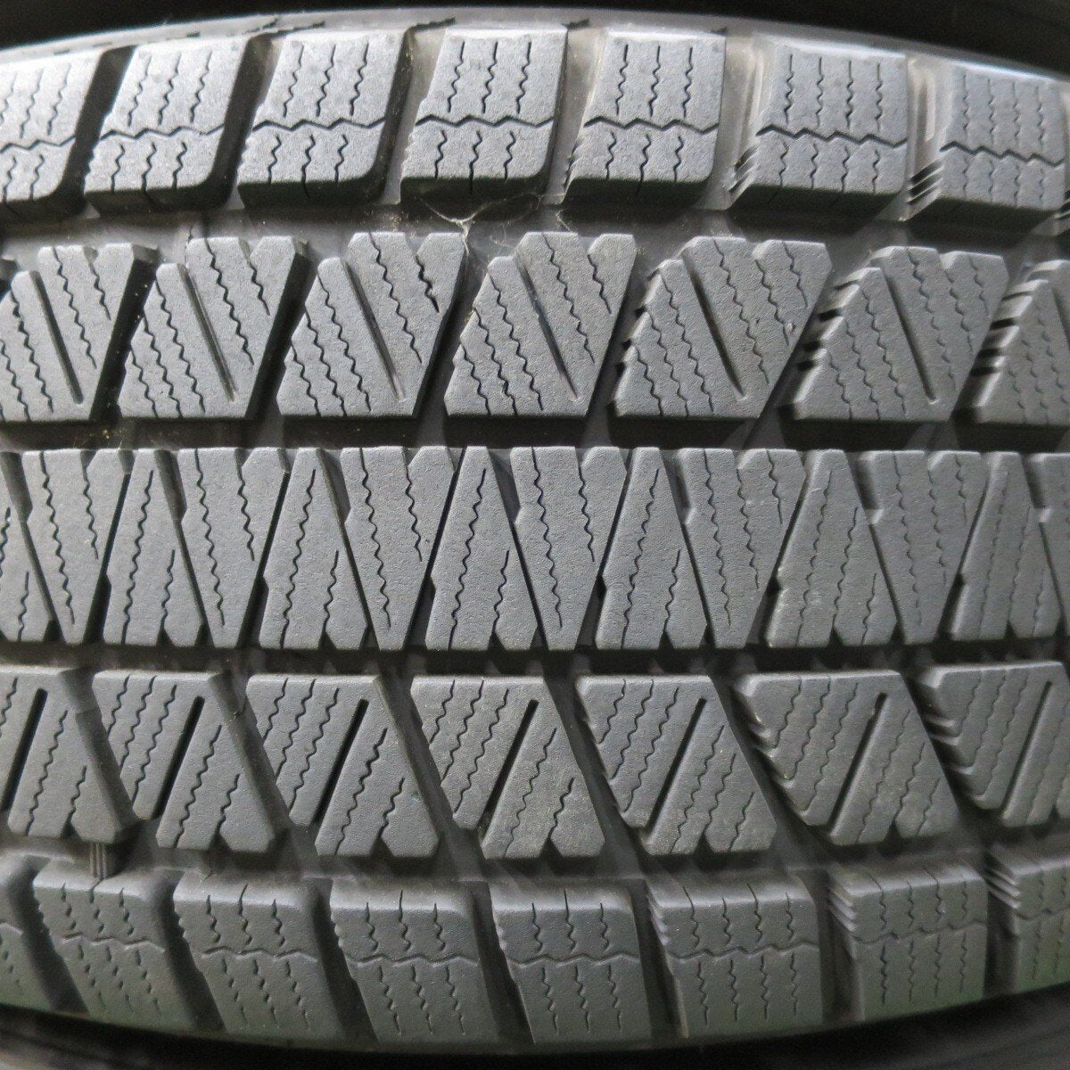 バリ溝!22年!キレイ!9.5分★プラド 等 265/65R17 スタッドレス ブリヂストン ブリザック DM-V3 BAZALT バザルト 17インチ PCD139.7/6H★5012802イス