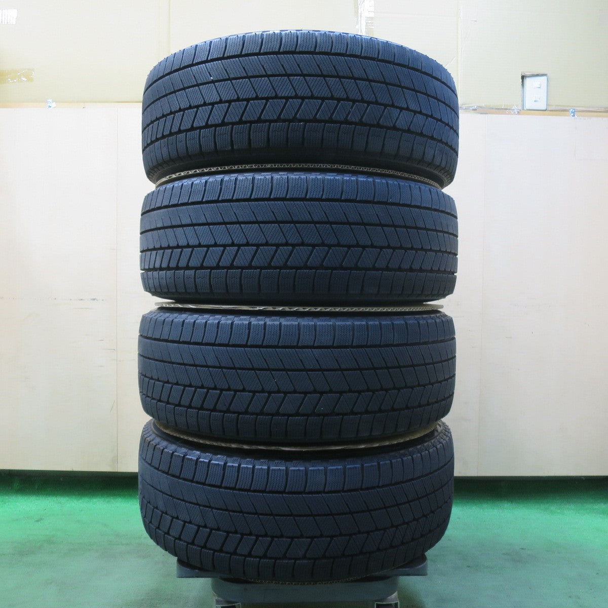 バリ溝!21年!9.5分以上★Lehrmeister L-F LOUNGE 225/45R18 スタッドレス ブリヂストン ブリザック VRX3 18インチ レアマイスター L-F ラウンジ PCD114.3/5H★5111501イス