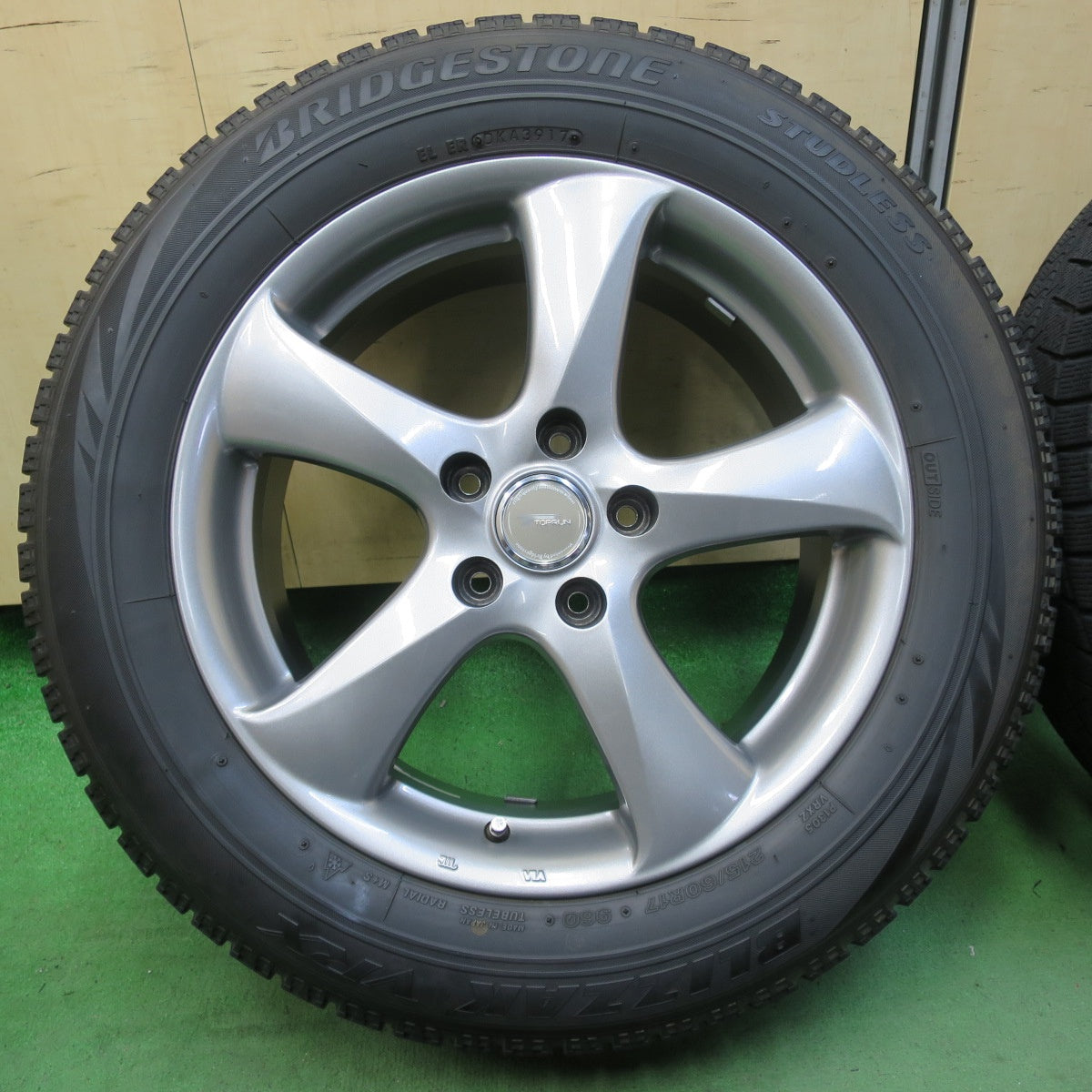 バリ溝!キレイ!8.5分★スタッドレス 215/60R17 ブリヂストン ブリザック VRX TOPRUN トップラン 17インチ PCD114.3/5H★5051513イス