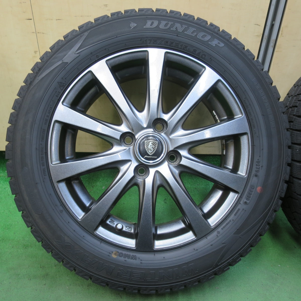 バリ溝!キレイ!9分★スタッドレス 175/65R15 ダンロップ ウインターマックス WM02 MANARAY SPORT マナレイ スポーツ 15インチ PCD100/4H★5080804イス