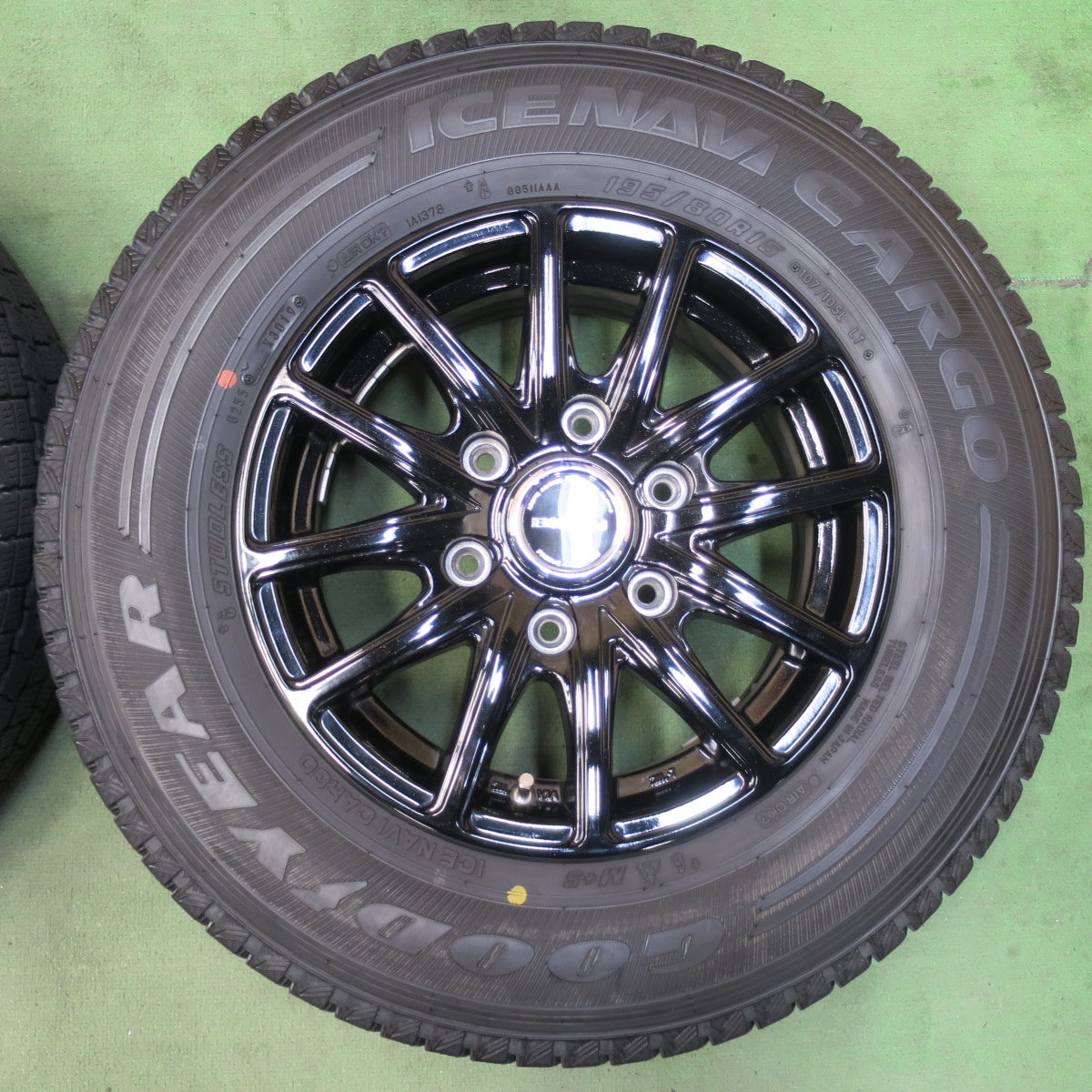 バリ溝!キレイ!9分★200系 ハイエース BISON BN-01 195/80R15 107/105L スタッドレス グッドイヤー アイスナビ カーゴ 15インチ PCD139.7/6H★5102502イス