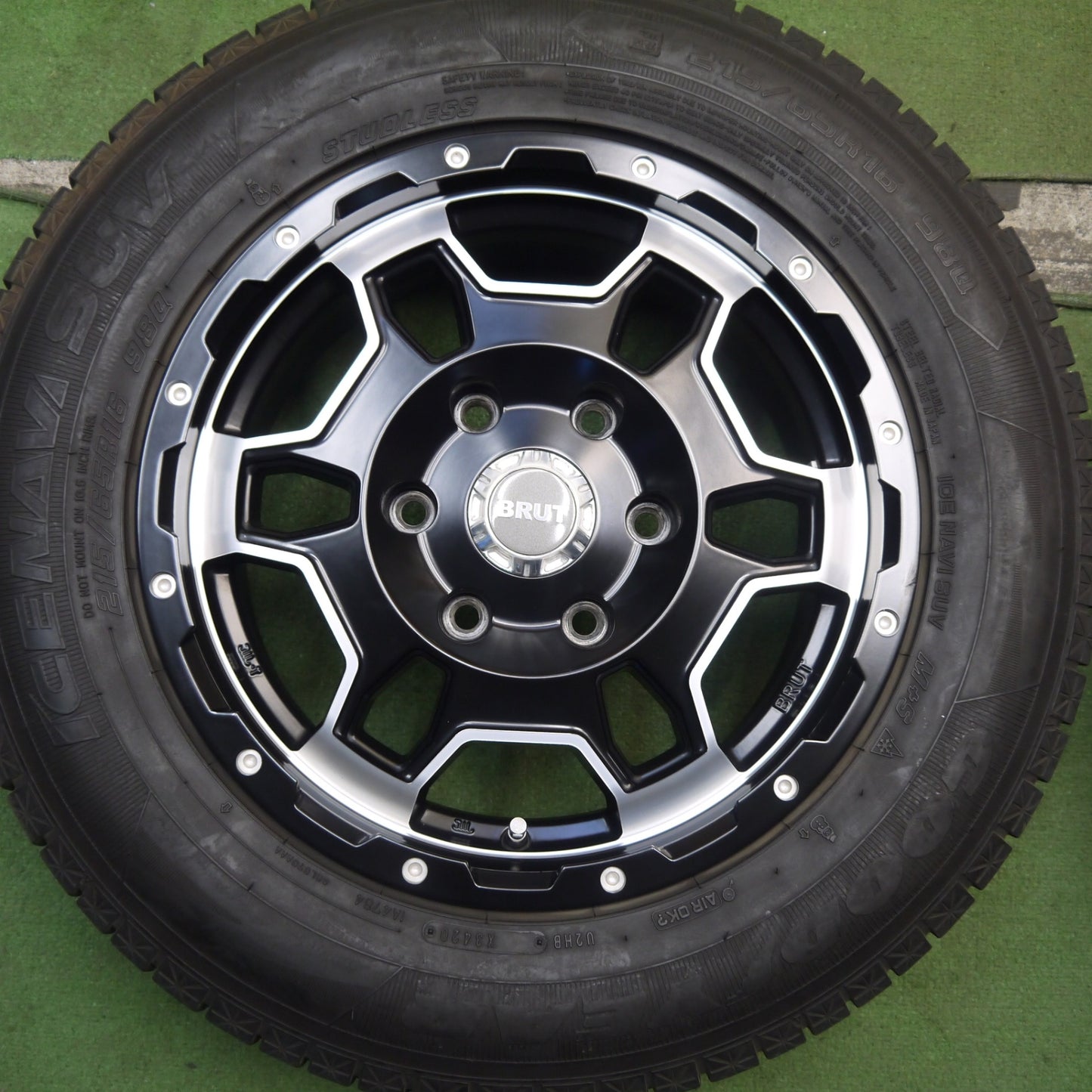 バリ溝!キレイ!8.5分★スタッドレス 215/65R16 グッドイヤー アイスナビ SUV BRUT BR-66 ブルート 16インチ PCD139.7/6H★5090902Hス