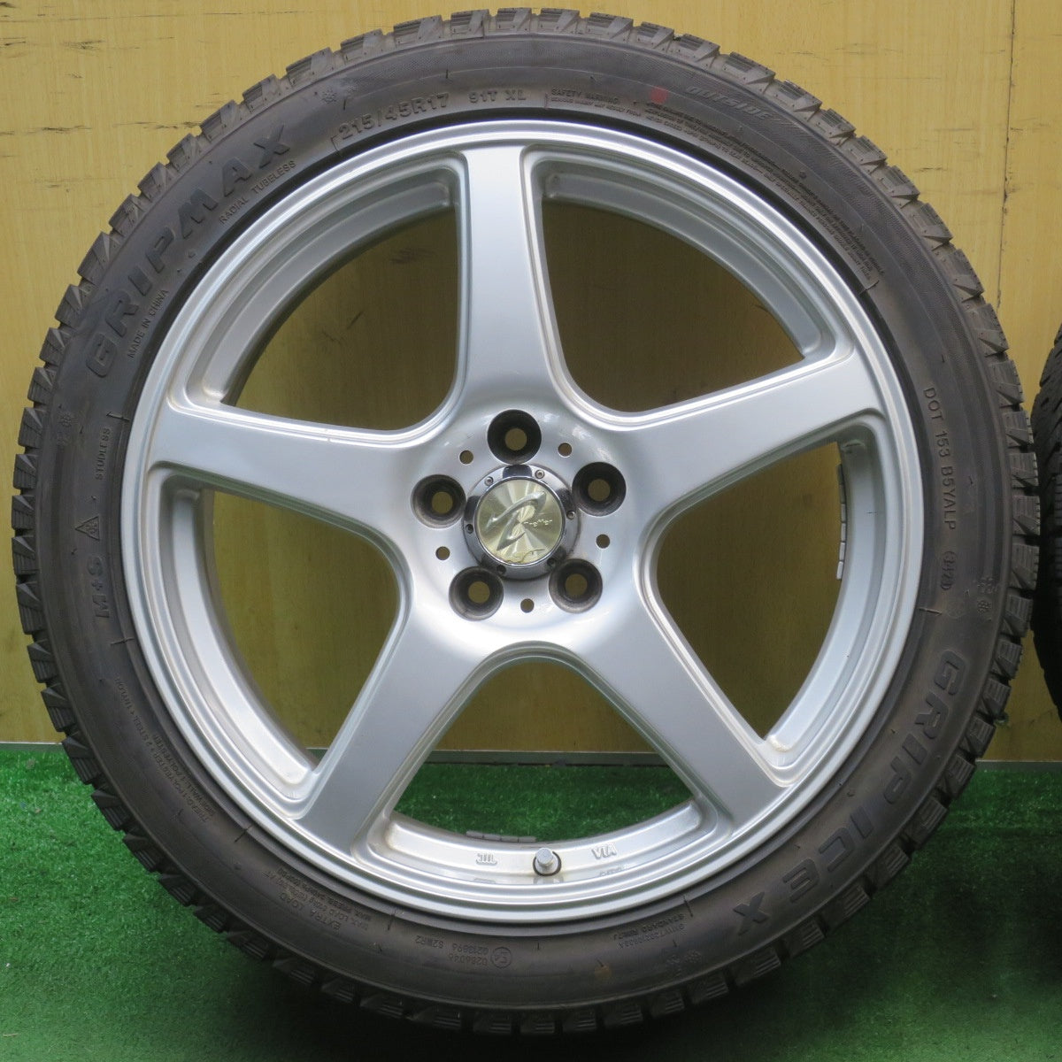 バリ溝!23年!キレイ!9.5分以上★プリウス 等 215/45R17 スタッドレス グリップマックス GRIP ICE X Treffer トレファー 17インチ PCD100/5H★5100201NJス