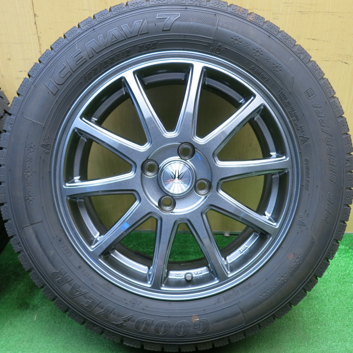 バリ溝!24年!キレイ!9.5分以上★LOXARNY SPORT 195/65R16 スタッドレス グッドイヤー アイスナビ7 ロクサーニ スポーツ 16インチ PCD100/4H★5042703HAス