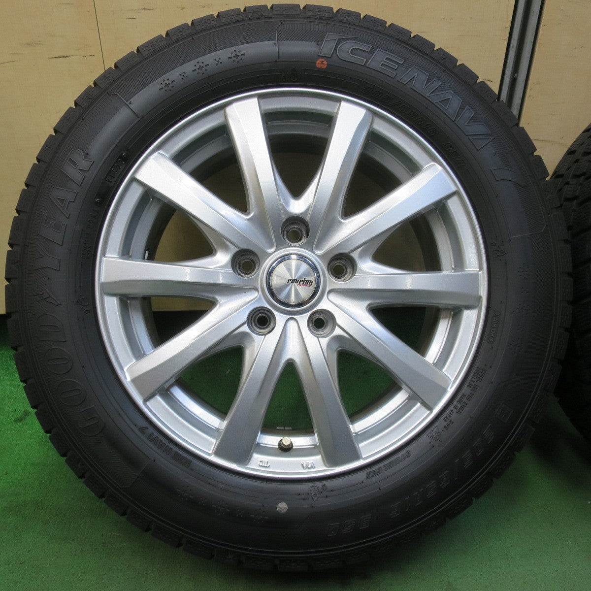 バリ溝!22年!キレイ!8.5分★スタッドレス 205/65R16 グッドイヤー アイスナビ7 ravrion RS01 ラブリオン 16インチ PCD114.3/5H★5092912イス