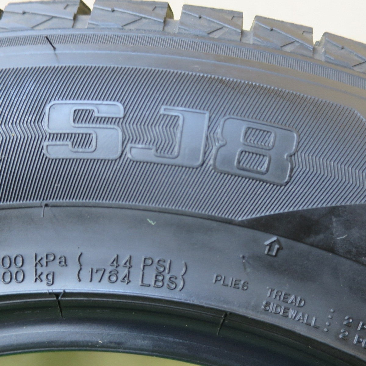 バリ溝!21年!9.5分!1本★スタッドレス 215/70R16 ダンロップ ウインターマックス SJ8 SJ8+ タイヤ 16インチ アウトランダー デリカD5 RAV4 等★5022112イスタ