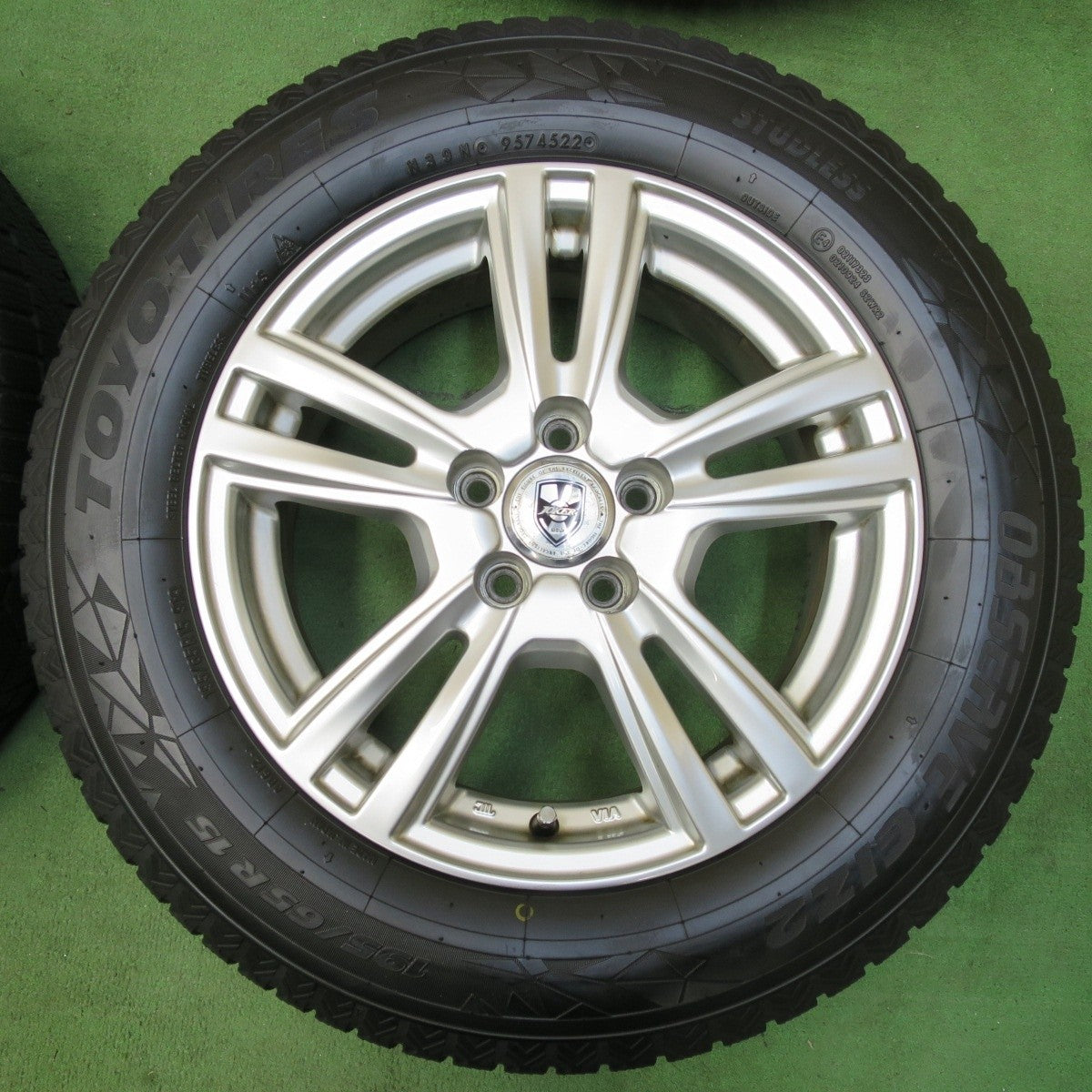 バリ溝!22年!9.5分★プリウス 等 195/65R15 スタッドレス トーヨー オブザーブ GIZ2 JOKER ジョーカー 15インチ PCD100/5H★5012711イス