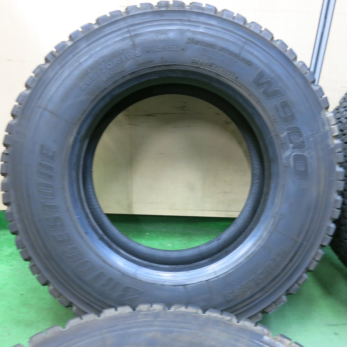バリ溝!24年!9分★トラック タイヤ 265/70R19.5 140/138J スタッドレス ブリヂストン W900 19.5インチ★5061903SYスタ