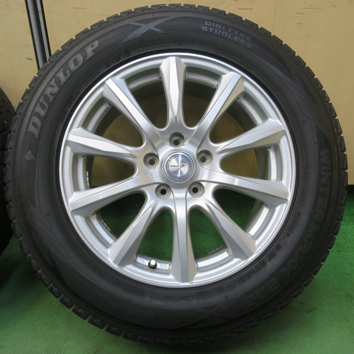 バリ溝!キレイ!9.5分★スタッドレス 225/65R17 ダンロップ ウインターマックス SJ8 JOKER ジョーカー 17インチ PCD114.3/5H★5050805イス