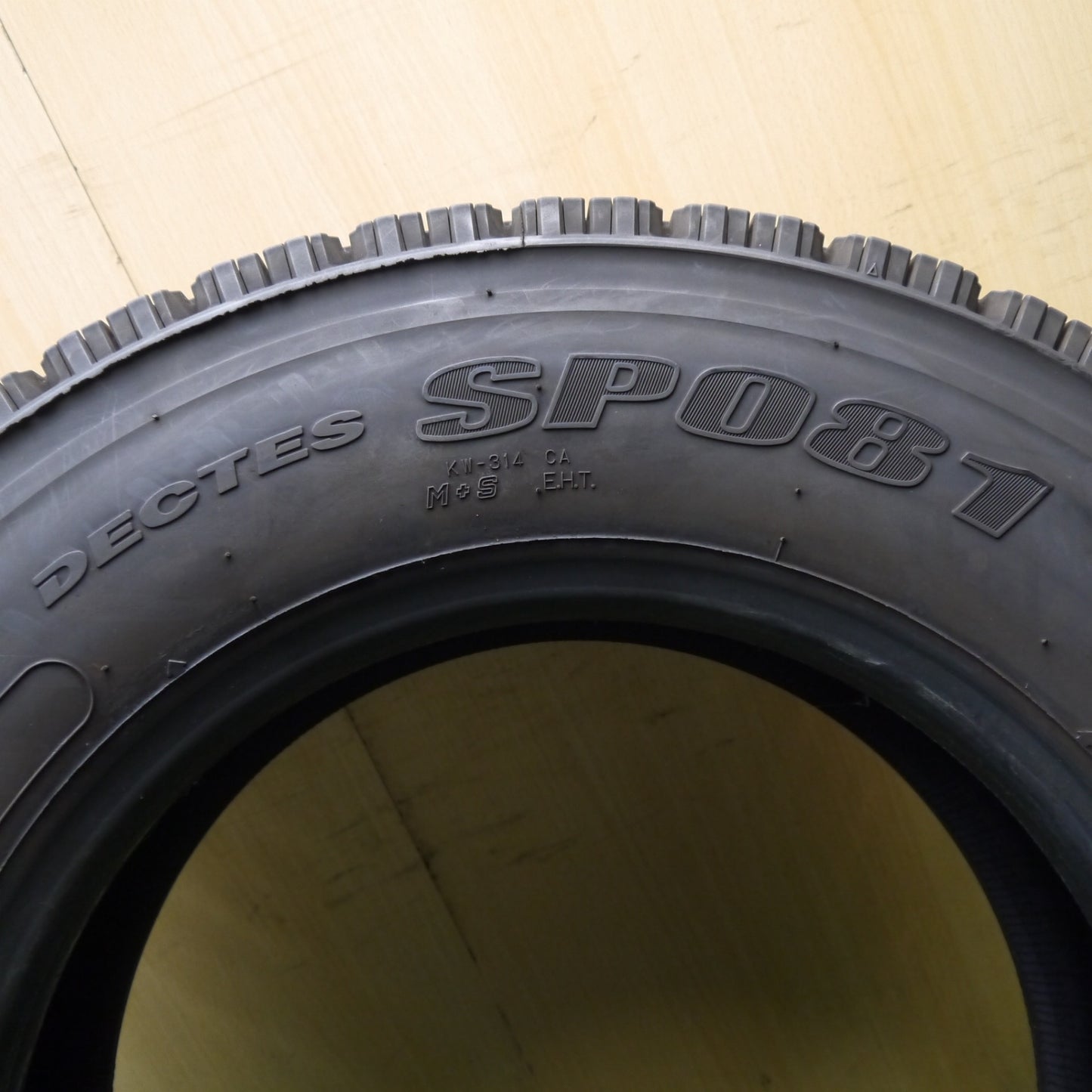 1本価格★トラック タイヤ スタッドレス 245/70R19.5 136/134J ダンロップ デクテス SP081 DECTES 19.5インチ★5090903Hノタ