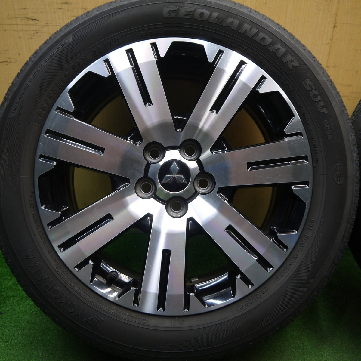 キレイ★三菱 デリカ D:5 純正 225/55R18 ヨコハマ ジオランダー SUV G055 G055E 18インチ D5 PCD114.3/5H★6031001Hノ