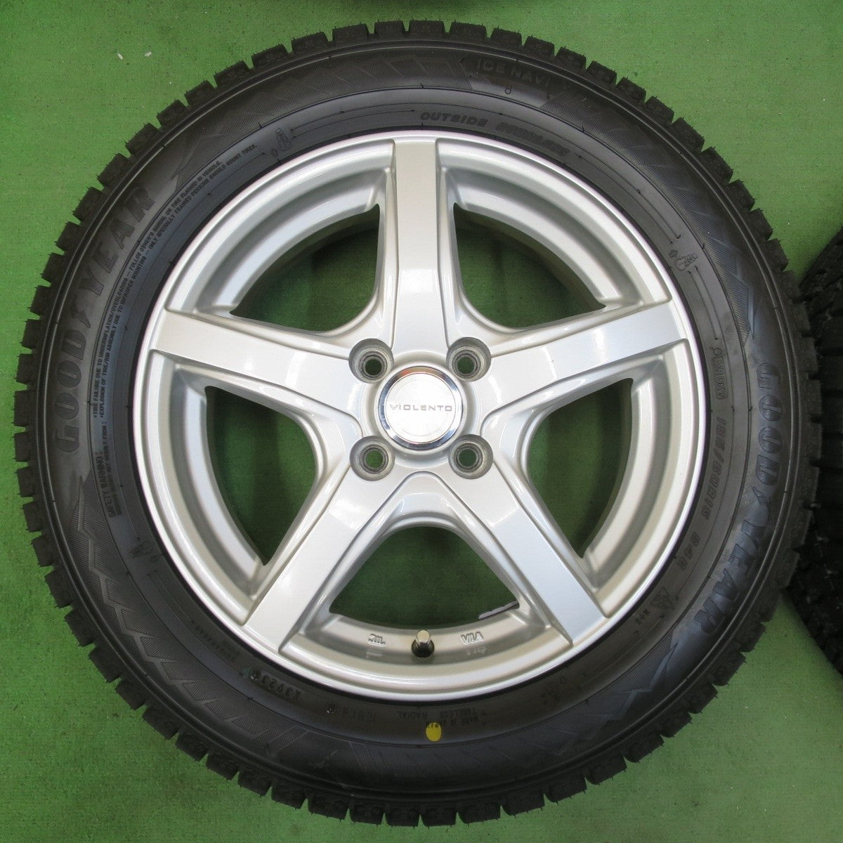 未使用 23年!キレイ★スタッドレス 185/60R15 グッドイヤー アイスナビ8 VIOLENTO ヴィオレント 15インチ PCD100/4H★5032707イス