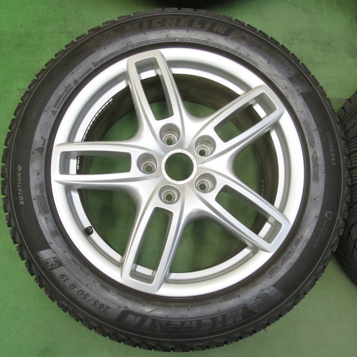 超バリ溝!23年!キレイ!ほぼ10分★ポルシェ 958 カイエン 純正 265/50R19 スタッドレス ミシュラン X-ICE SNOW SUV 19インチ PCD130/5H★5101008イス