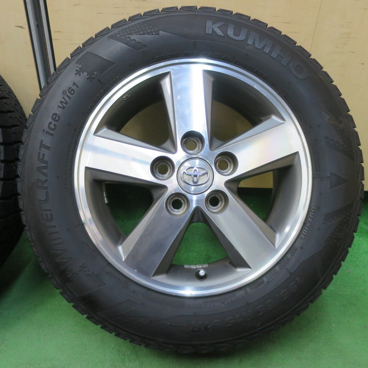 バリ溝!22年!9分★トヨタ アイシス 純正 195/65R15 スタッドレス クムホ ウィンター クラフト アイス Wi61 15インチ PCD114.3/5H★5031413イス