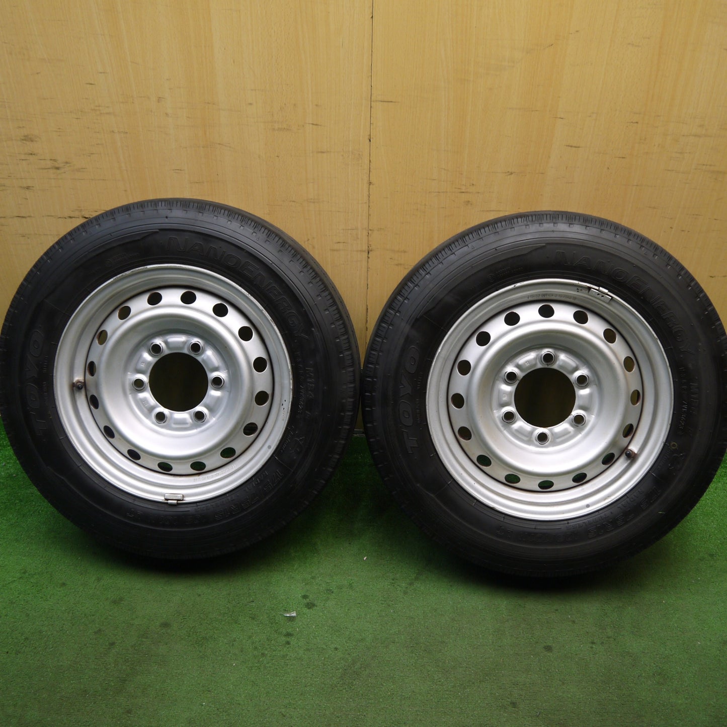 バリ溝!23年!キレイ!9.5分!2本★175/75R15 103/101N トーヨー ナノエナジー M134 スチール 15インチ PCD139.7/6H★5082604Hノ