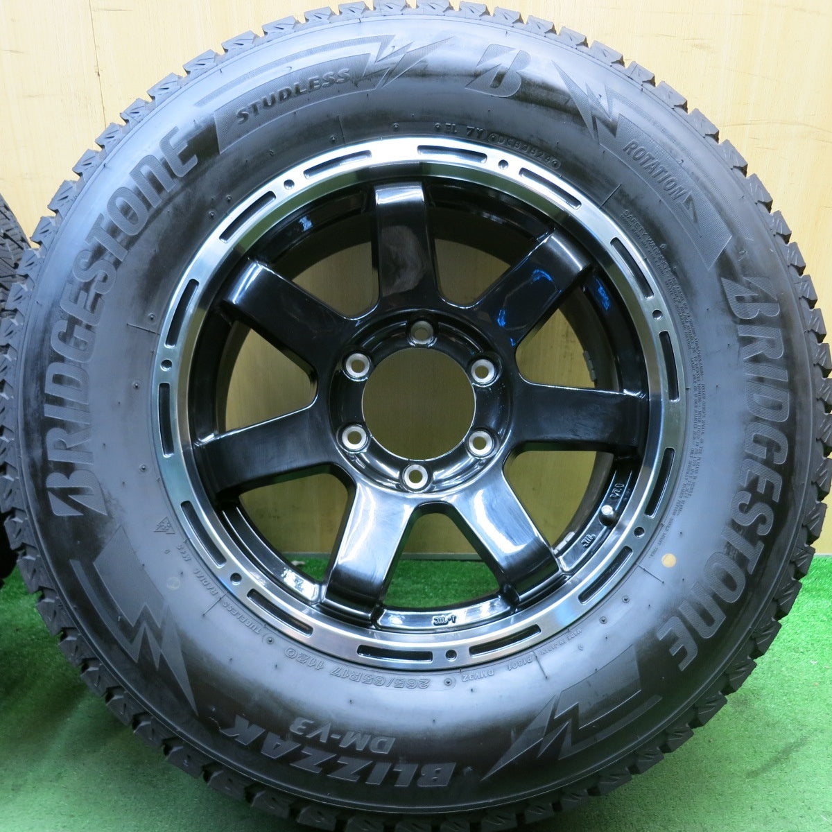 バリ溝!24年!キレイ!9.5分以上★スタッドレス 265/65R17 ブリヂストン ブリザック DM-V3 MAD CROSS MC-76 マッドクロス 17インチ PCD139.7/6H★5091403HAス