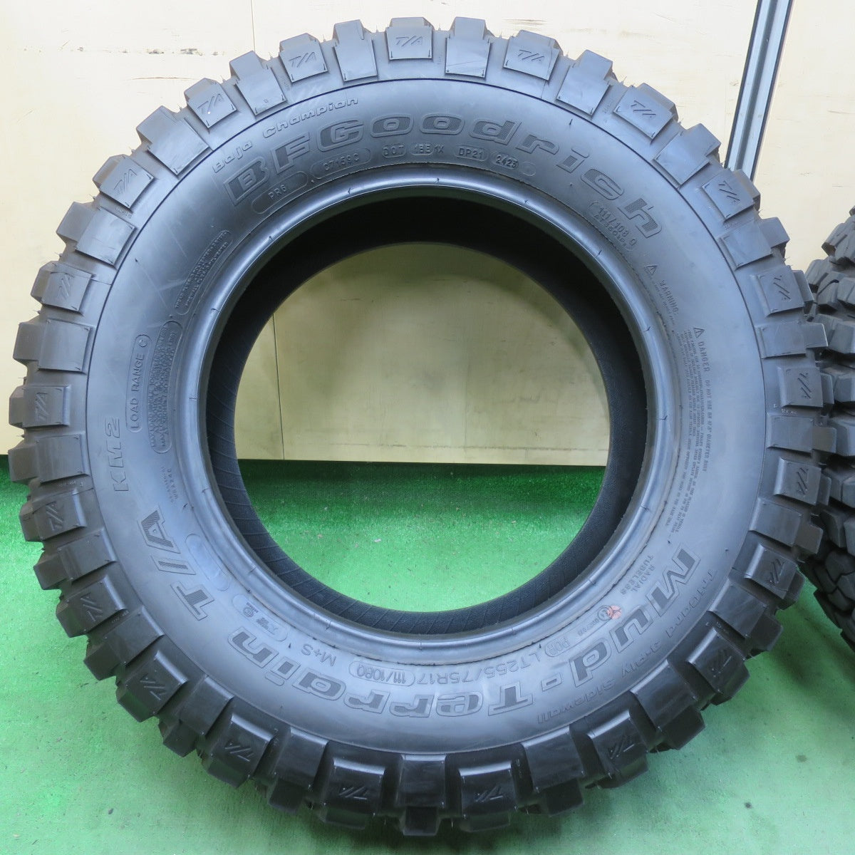 新車外し!23年★255/75R17 111/108Q BFグッドリッチ Mud-Terrain T/A KM2 タイヤ 17インチ ジープ ラングラー 等★5061001イノタ