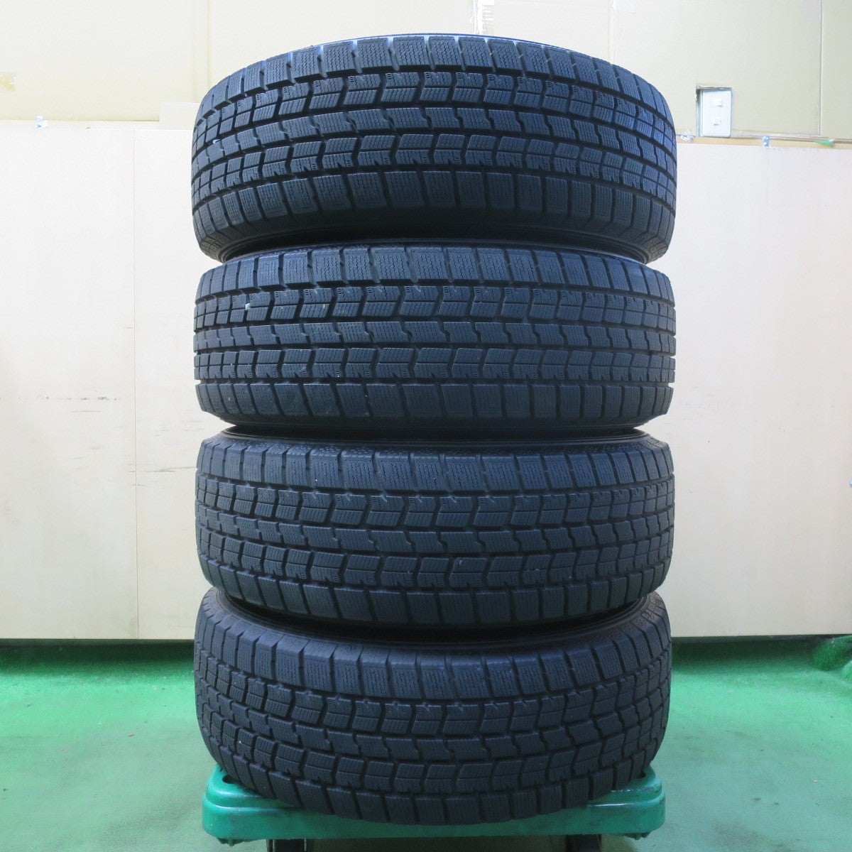 バリ溝!22年!キレイ!ほぼ10分★LOXARNY SPORT 215/65R16 スタッドレス グッドイヤー アイスナビ7 ロクサーニ スポーツ 16インチ PCD114.3/5H★5061808イス