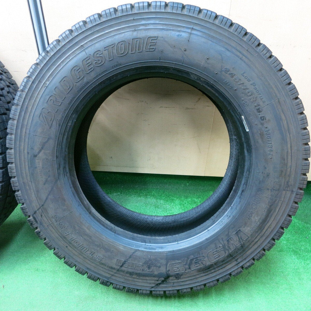 バリ溝!23年!ほぼ10分★トラック タイヤ 245/70R19.5 136/134J スタッドレス ブリヂストン W999 19.5インチ★4051301ナスタ