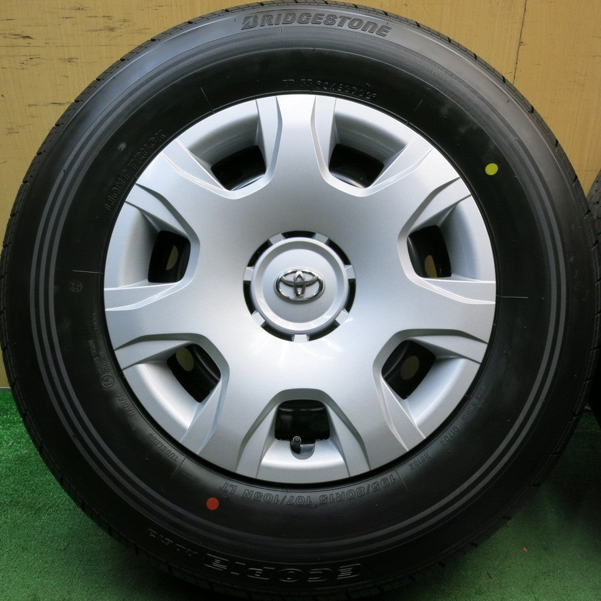 ほぼ未使用!22年!キレイ★トヨタ 200系 ハイエース 純正 スチール 195/80R15 107/105N ブリヂストン エコピア RD613 15インチ PCD139.7/6H★5090407HAノ