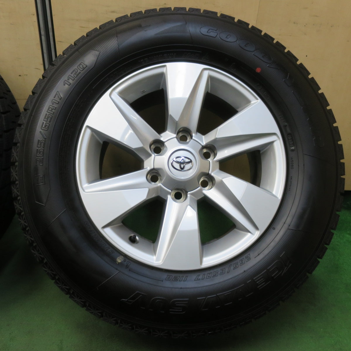 超バリ溝!キレイ!9.5分以上★トヨタ 150系 ランクル プラド 純正 265/65R17 スタッドレス グッドイヤー アイスナビ SUV 17インチ PCD139.7/6H★5102501イス