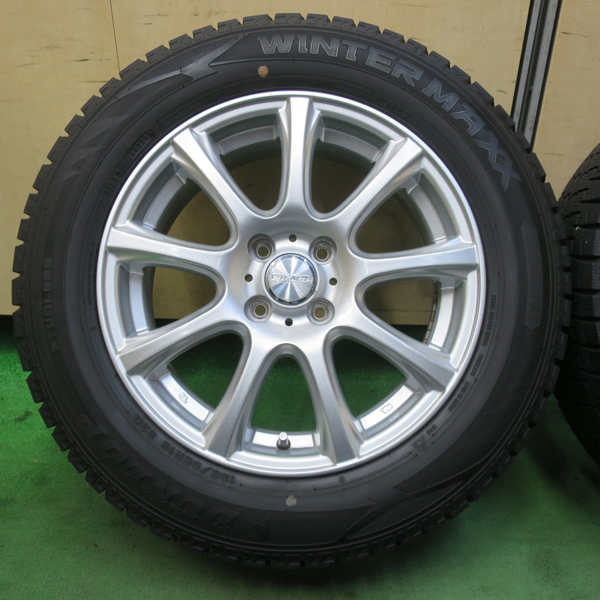バリ溝!キレイ!9.5分★スタッドレス 195/65R16 ダンロップ ウインターマックス WM02 DUFACT デュファクト 16インチ PCD100/4H★5102007イス