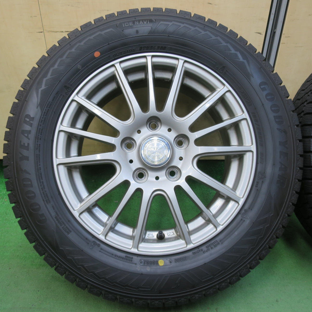 バリ溝!22年!キレイ!9.5分★スタッドレス 195/65R15 グッドイヤー アイスナビ8 ravrion selzer ラブリオン 15インチ PCD114.3/5H★5050211イス
