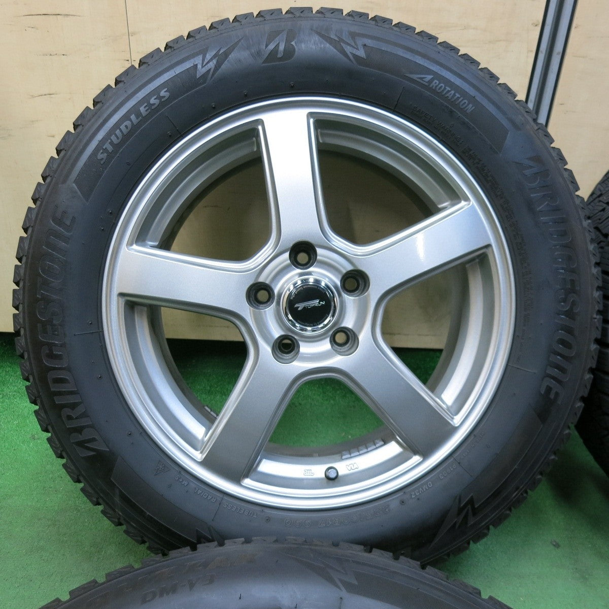 バリ溝!キレイ!9分★スタッドレス 225/60R17 ブリヂストン ブリザック DM-V3 TOPRUN トップラン 17インチ PCD114.3/5H★4122701SYス
