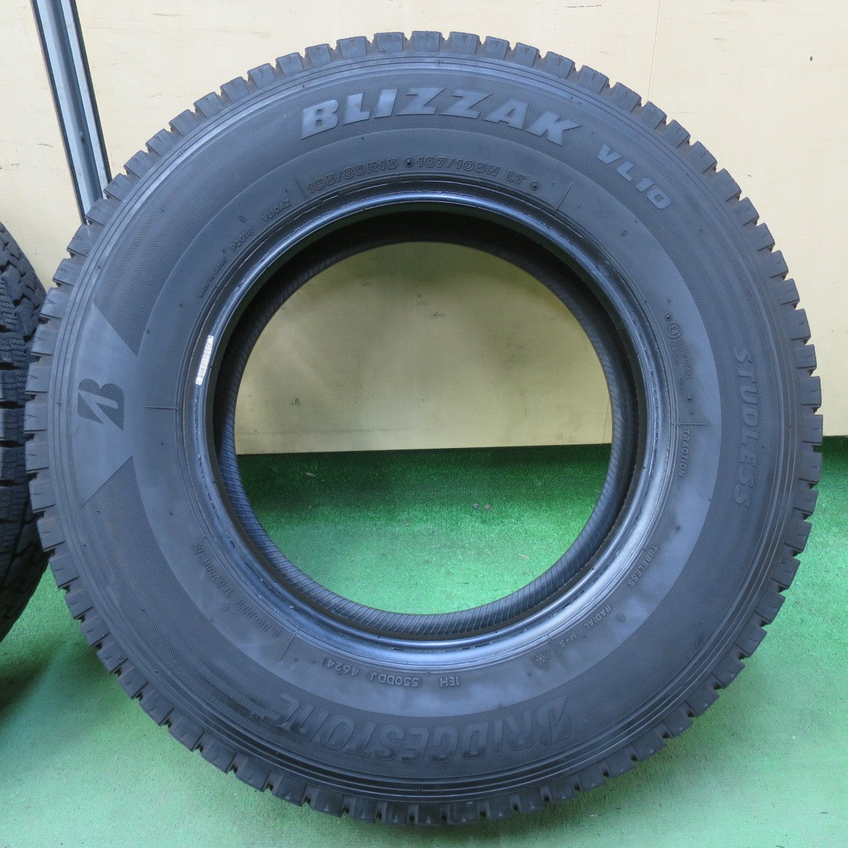バリ溝!24年!9.5分!2本★スタッドレス 195/80R15 107/105N ブリヂストン ブリザック VL10 タイヤ 15インチ ハイエース キャラバン 等★5092205イスタ